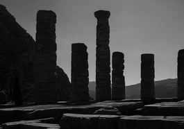 Griechische Tempel. Schwarzweiß-Fotografien von Richard Berndt