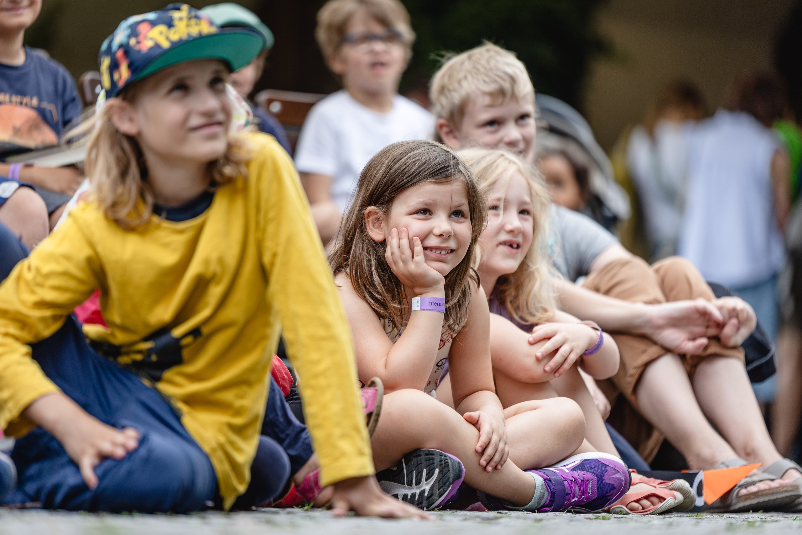 Kinder und Familien sitzen im Publikum beim White Ravens Festival für Kinder- und Jugendliteratur in München