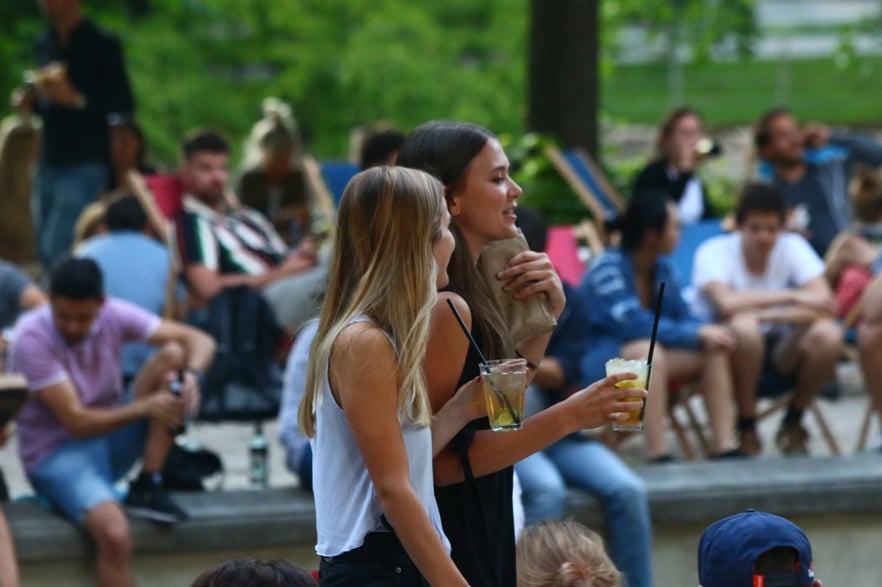 Am 1. Mai öffnet der Kulturstrand am Vater-Rhein-Brunnen