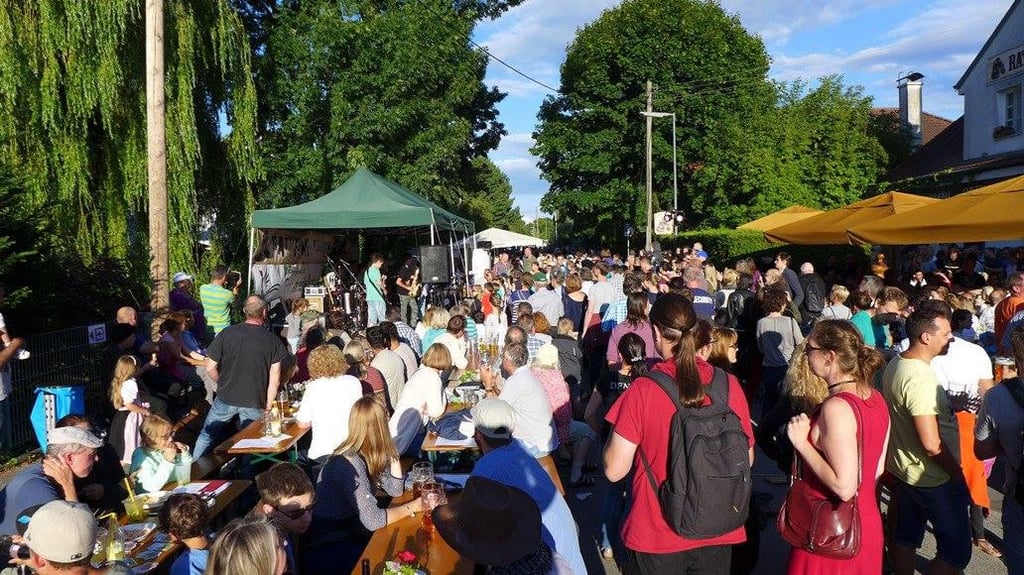 Straßenfest vorm Rattlesnake Saloon