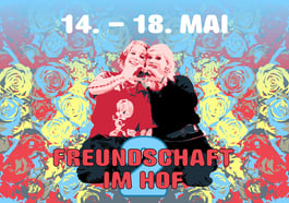 Freundschaft im Hof: 2 Freund*innen musizieren im Hof