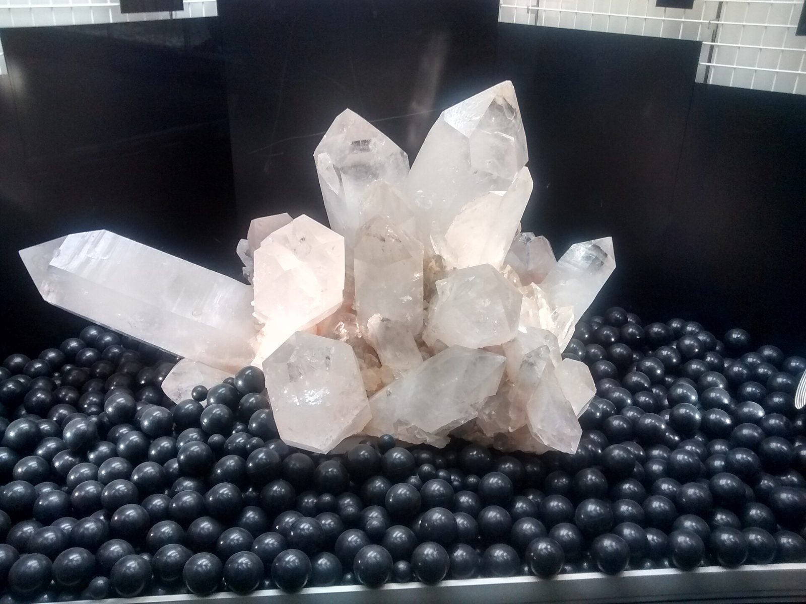 Riesige Bergkristall-Stufe in der Bunten Welt der Minerale im Museum Mensch und Natur