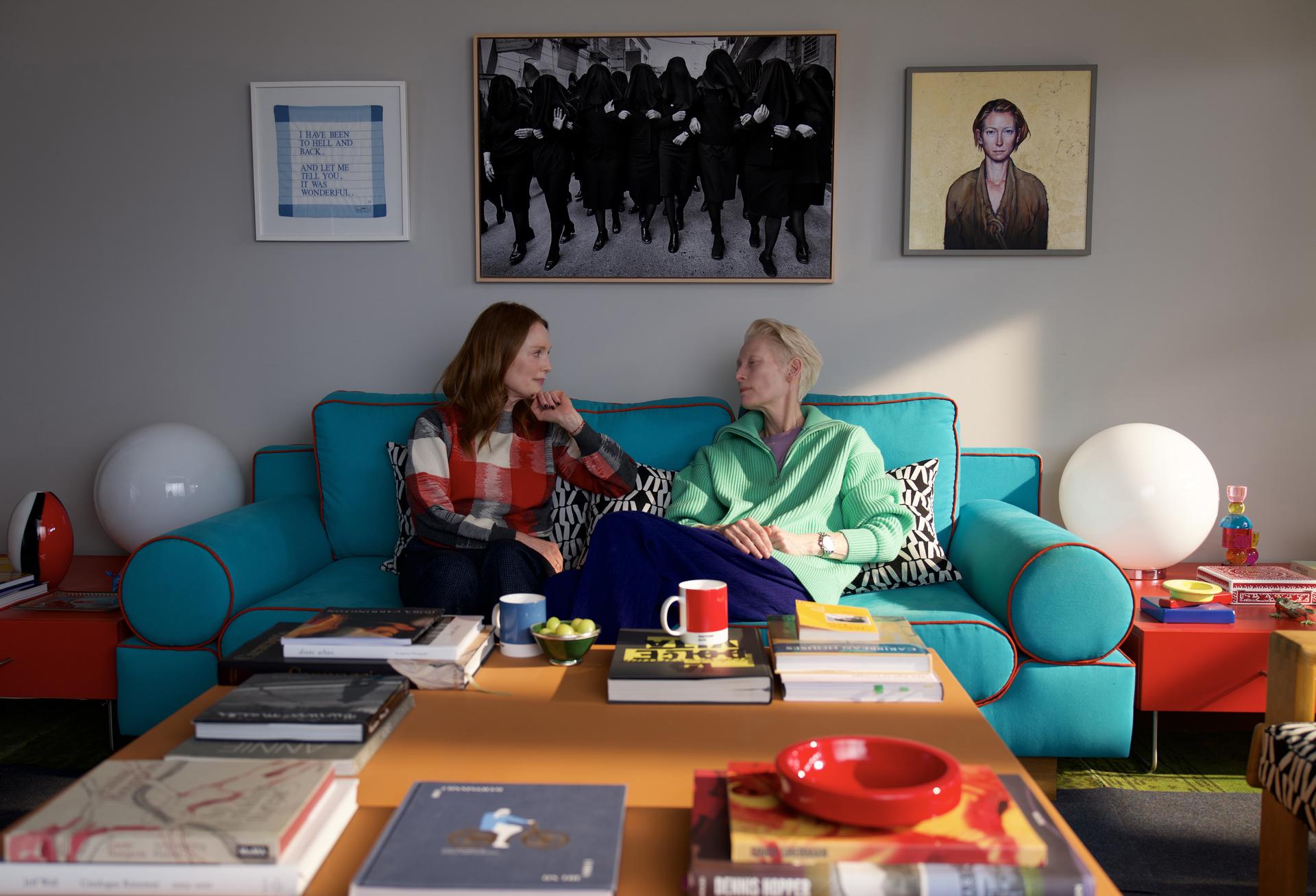 Bilder aus The Room next Door