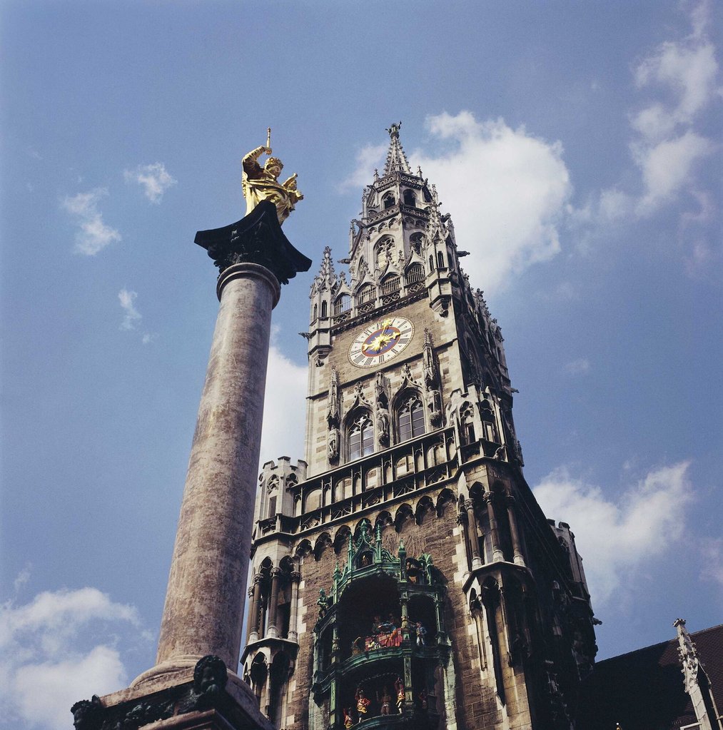Mariensaeule vor dem Turm des Neuen Rathauses