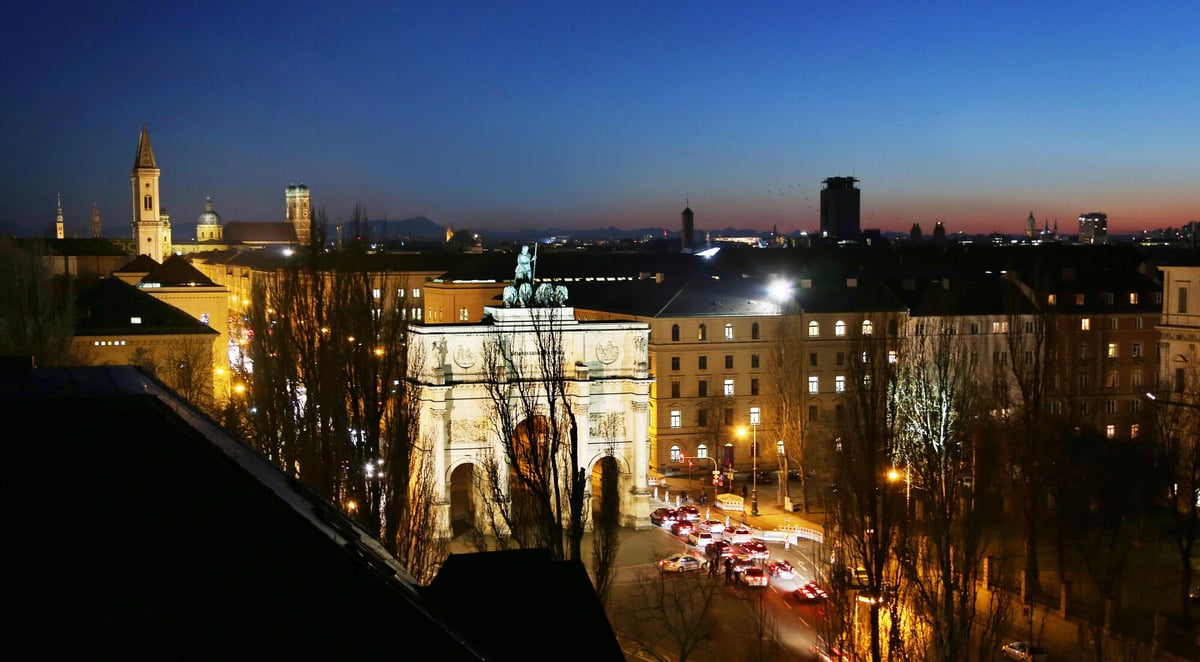 Siegestor und Türme der Stadt