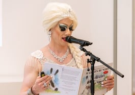 Bilderbuchkino mit Drag-Queen Vicky Voyage