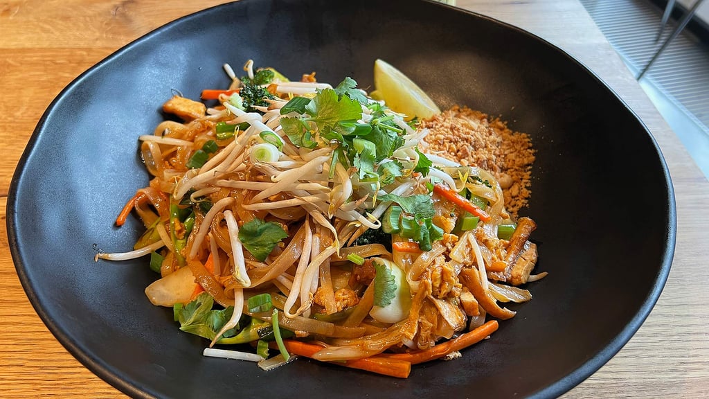 Pad Thai im Mun Mun: wahlweise mit Garnelen oder Huhn, dazu Ei, Tofu und Erdnüsse