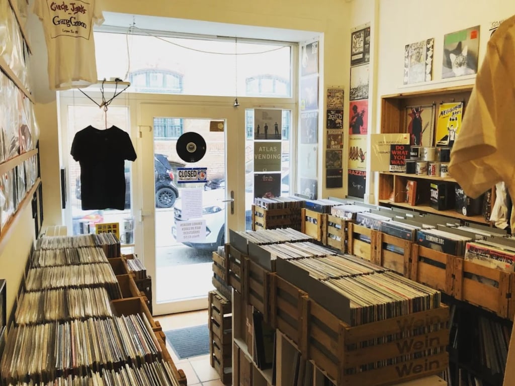 Schallplatten München: Black Wave Records, Westend Plattenladen München Vinyl Store Vinyl  Schallplatten München