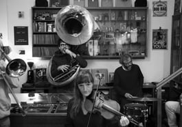 Frühschoppen im Wirtshaus mit der Hochzeitskapelle