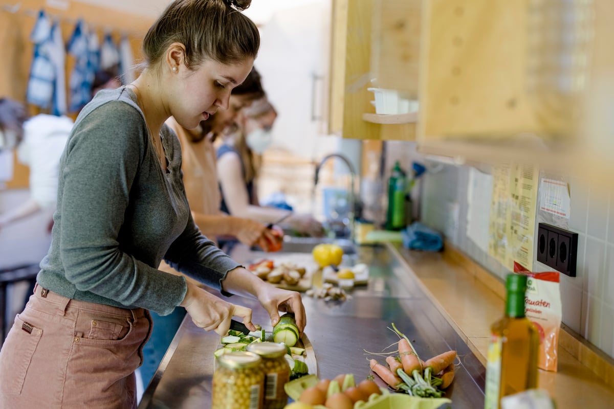 Ernährung am Puls der Zeit – Entdeckt die MVHS-Kochkurse 