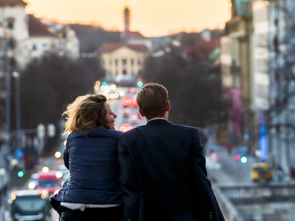 Paar am Friedensengel