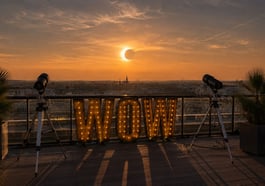 Partielle Sonnenfinsternis über den Dächern Münchens