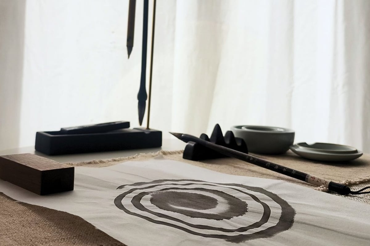 Tusche & Tee Meditation in der UNEARTHED Gallery