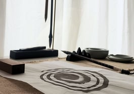 Tusche & Tee Meditation in der UNEARTHED Gallery