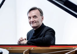 BRSO: Rattle, Hought – Rachmaninow, Strawinsky