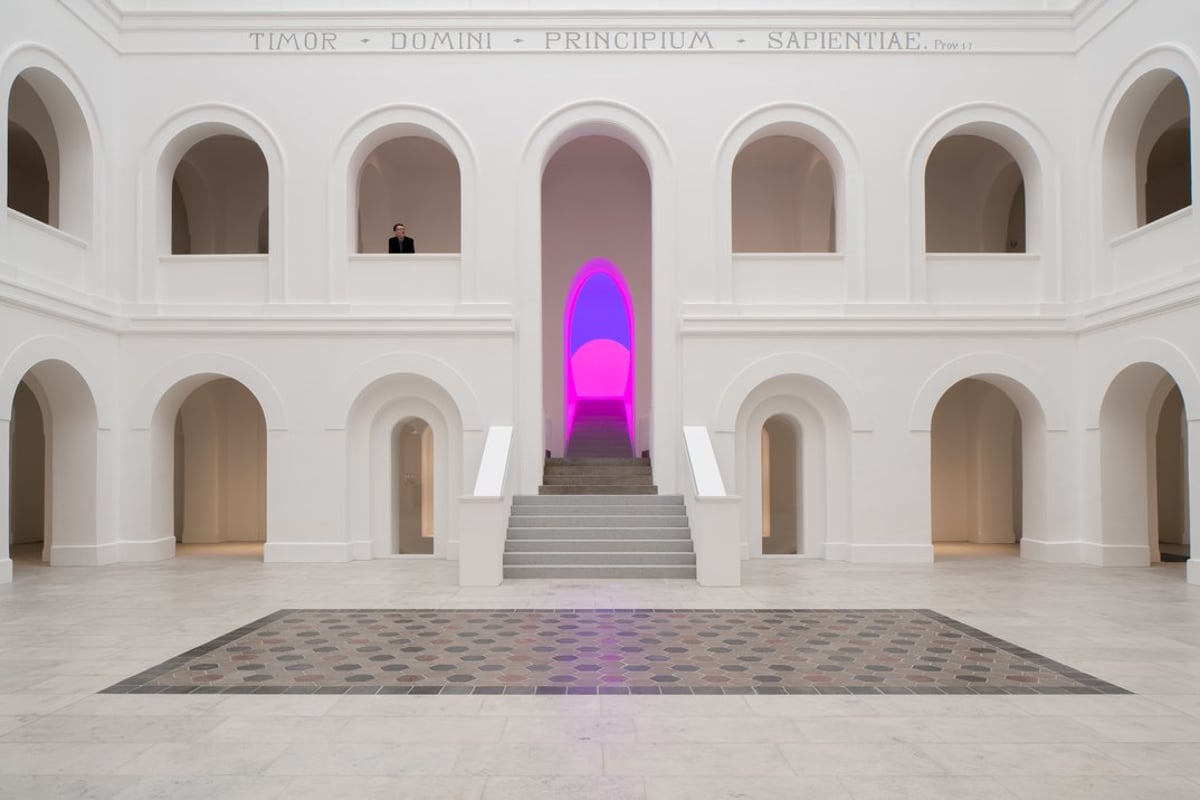 Sonnengruß vor James Turrell. Sommer-Yoga im DIMU-Lichthof