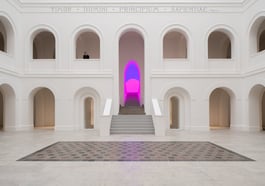 Sonnengruß vor James Turrell. Sommer-Yoga im DIMU-Lichthof