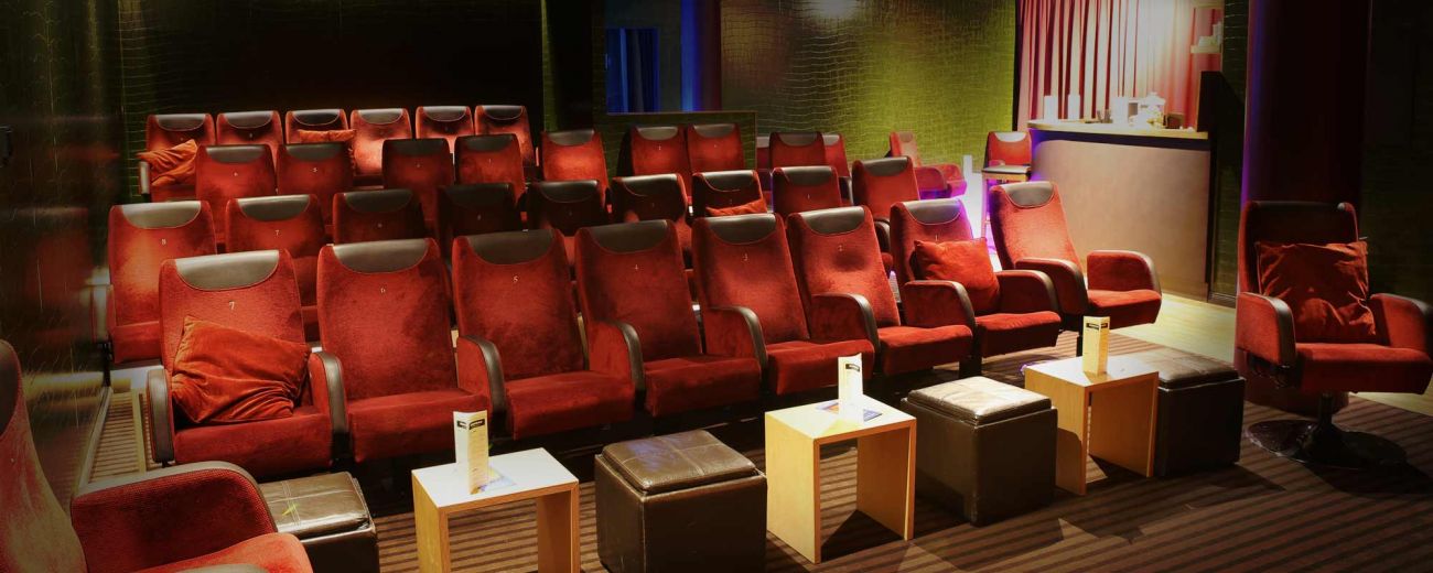 Kinolounge im Monopol Kino München mit roten Sesseln