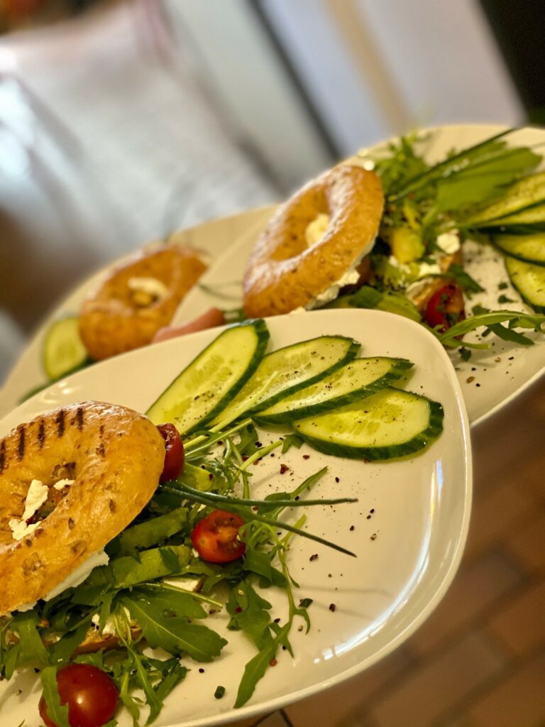 Zwei Bagels mit Salat auf einem Teller