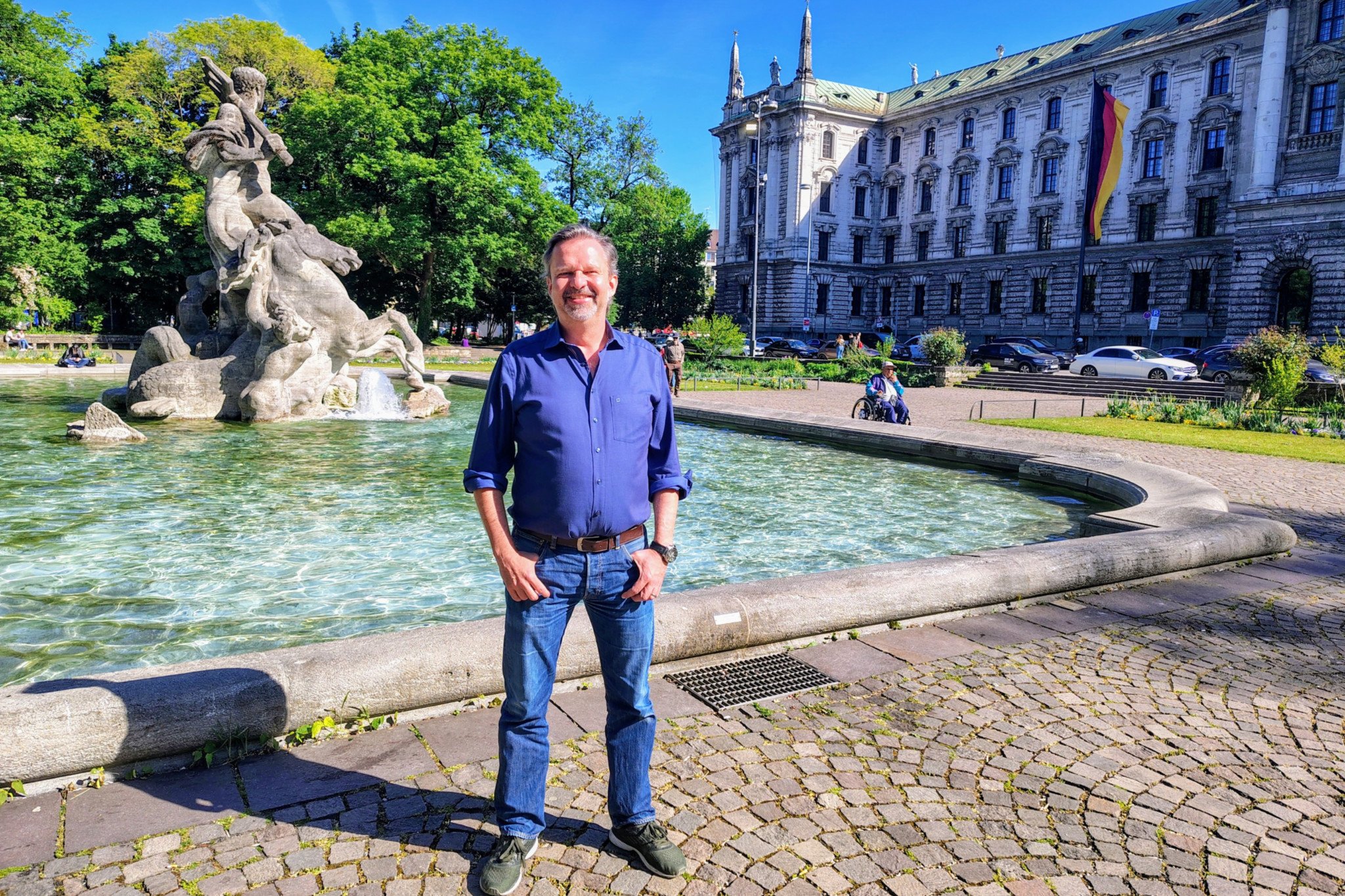 Gastronom Chris Lehner vorm Neptunbrunnen