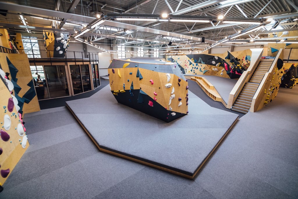 Innenansicht der Boulderhalle ELEMENT Boulders in München