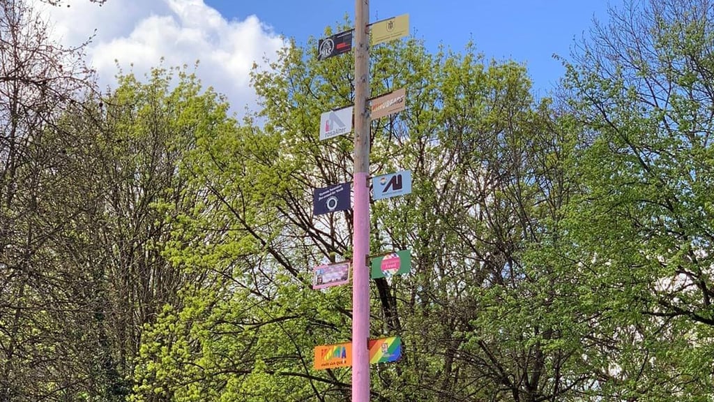 1. Mai München: Rosa Stangerl Maibaumfest
