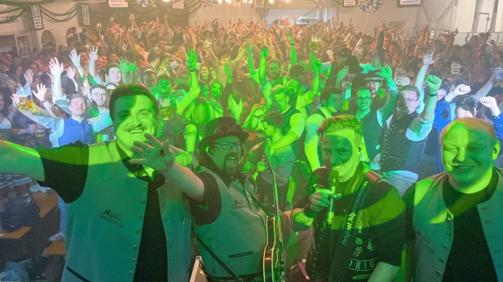 1. Mai München: Maifest und Maibaum Aufstellen in Moosach! Die Original Alpencasanovas