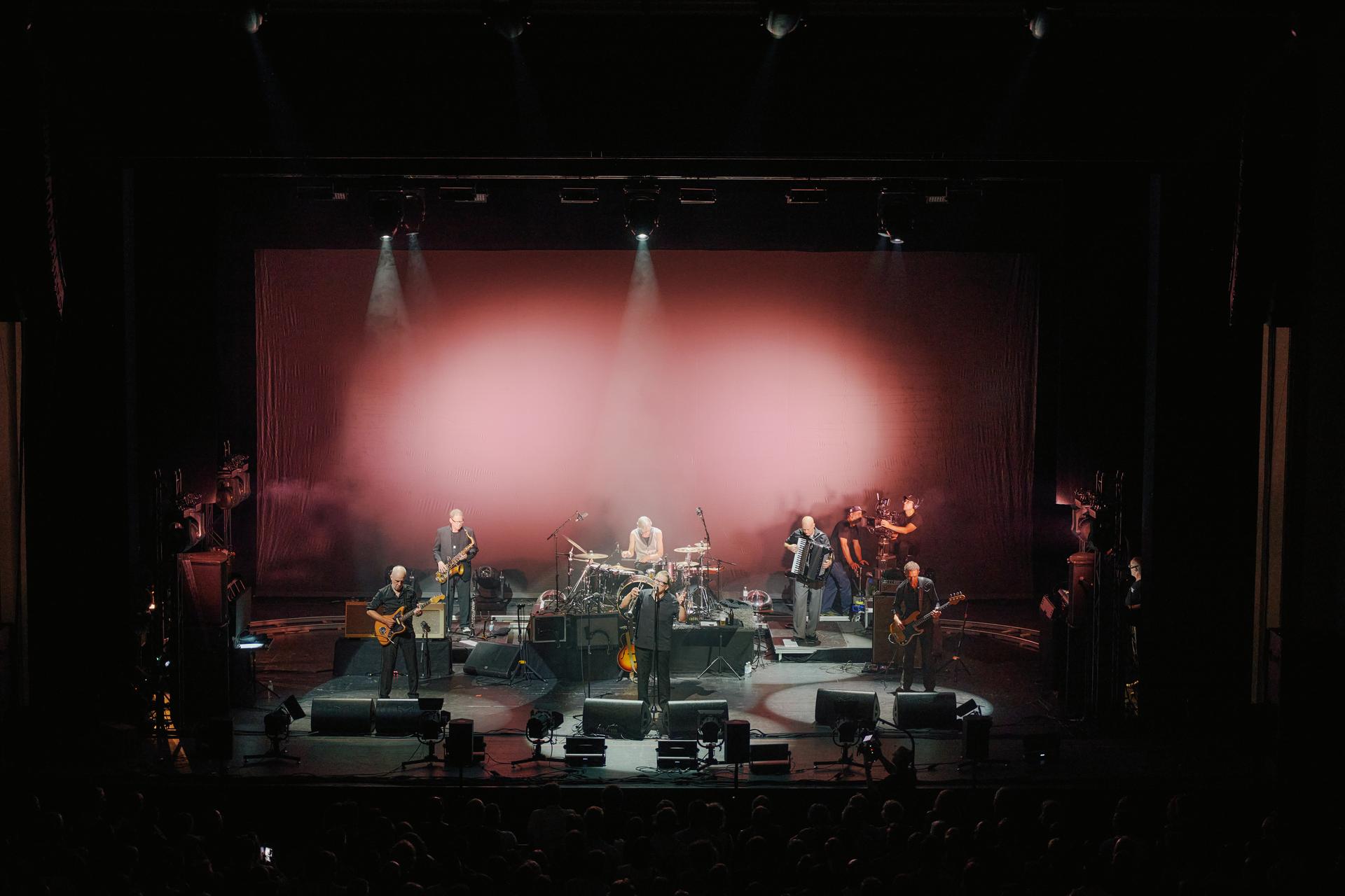 Bilder aus Element of Crime in Wenn es dunkel und kalt wird in Berlin