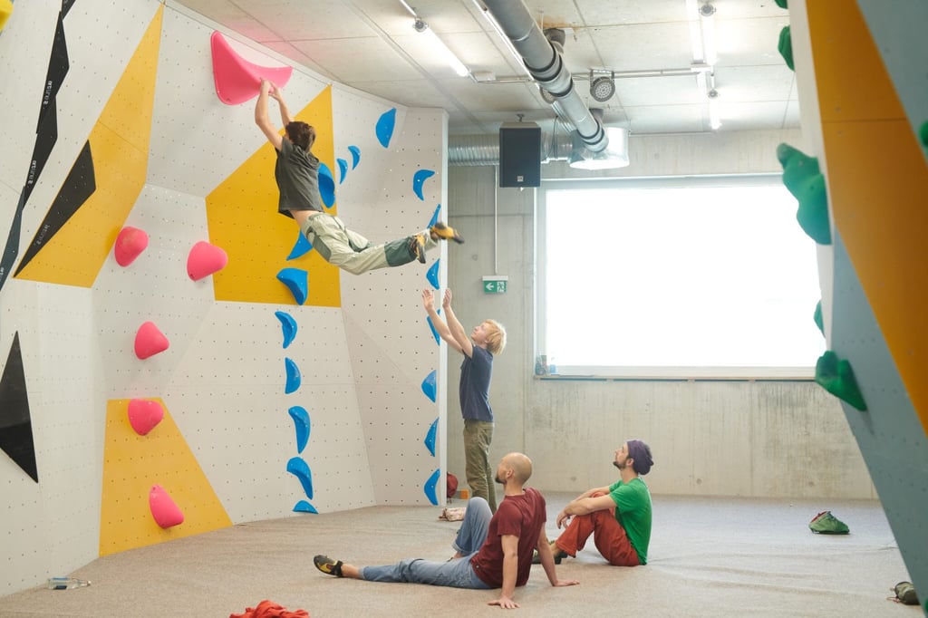 Person in der Boulderhalle von Heavens Gate Kletterhalle