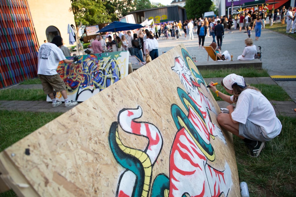 Jugendliche gestalten Graffiti bei einer Live-Aktion im Rahmen der Jungen Nacht beim Kunstareal-Fest München, kostenloses Kreativangebot für junge Besucher*innen
