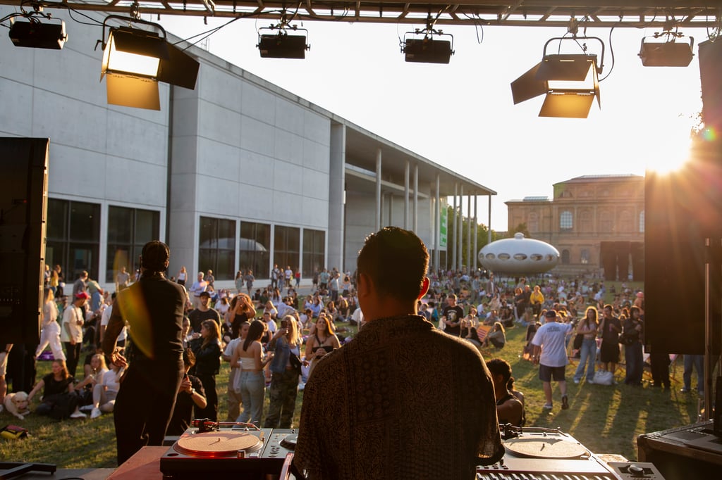 DJ-Set beim kostenlosen Open-Air-Programm der Jungen Nacht beim Kunstareal-Fest München, Publikum mit vielen jungen Menschen und Familien vor dem Museum Brandhorst im Abendlicht