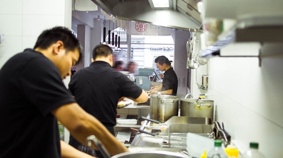 Köche bei der Arbeit in der Küche des Sushi Sano