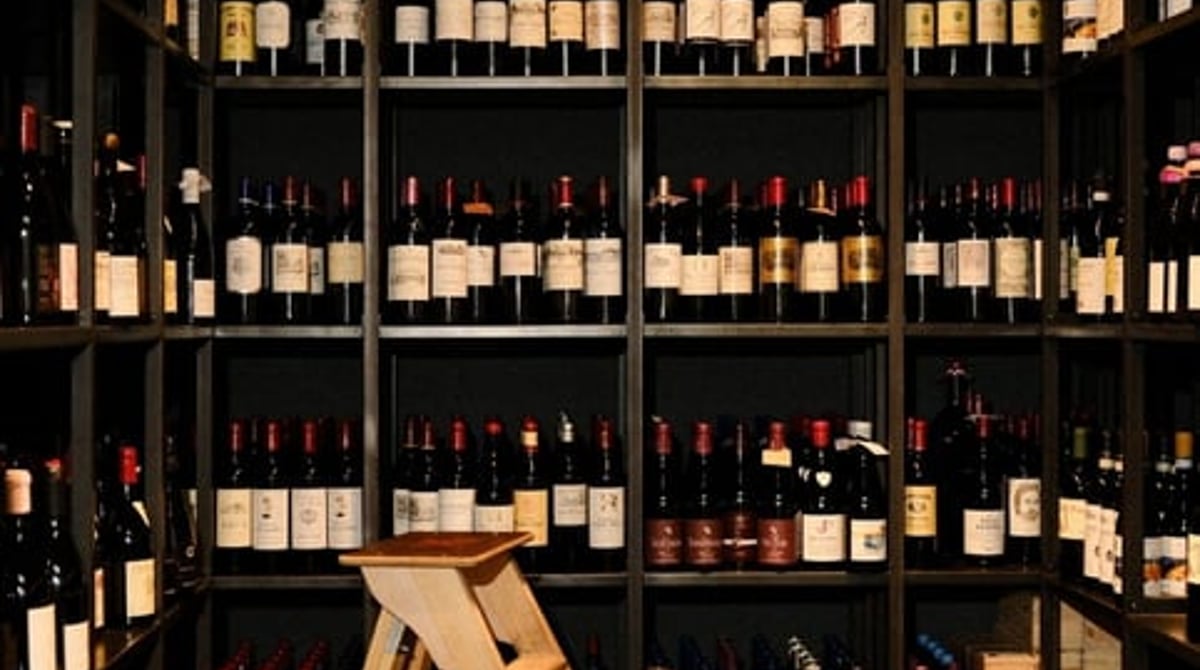 Weinkeller der GRAPES Weinbar mit gefüllten Regalen