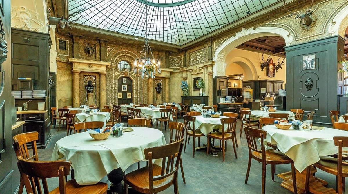 Muschelsaal im Augustiner Stammhaus in München unter der Glaskuppel