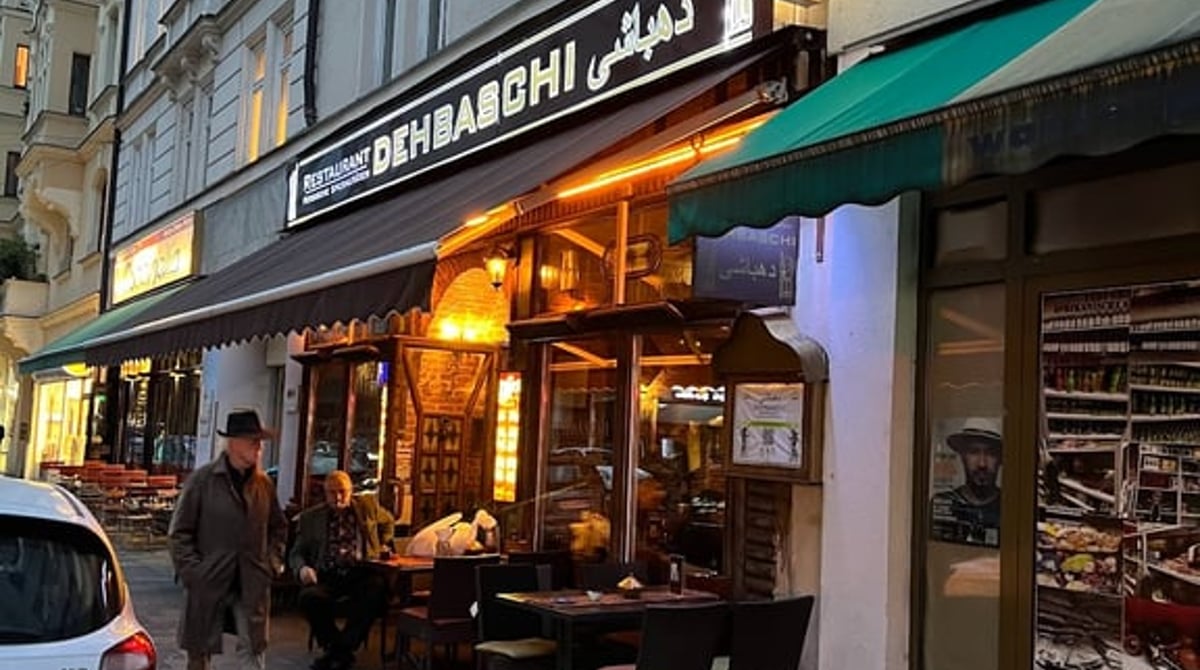 Außenplätze und Fassade des Dehbaschi an der Dachauer Straße am Abend