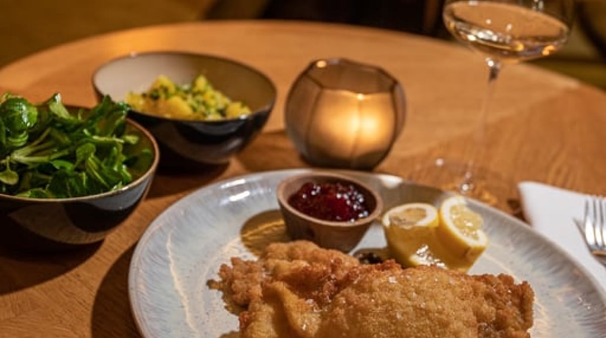Wiener Schnitzel mit Salat und Preiselbeeren in der GRAPES Weinbar