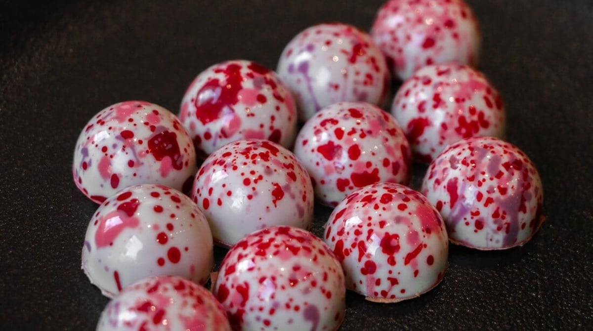 Weiße Pralinen mit roten Sprenkeln