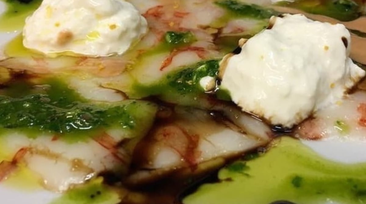 Vorspeise mit Burrata, grünem Kräuteröl und Balsamico-Reduktion im Il Grappolo