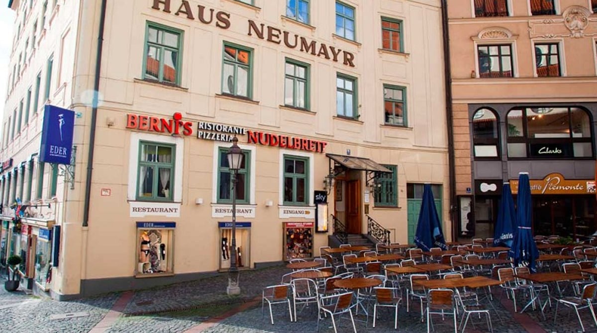 Das Haus Neumayr am Petersplatz mit Berni's Nudelbrett und Tischen davor