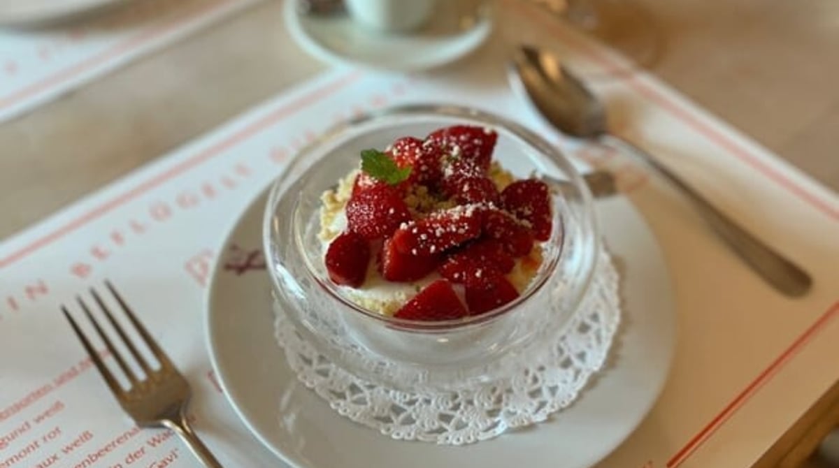 Erdbeerdessert im Glas auf gedecktem Tisch