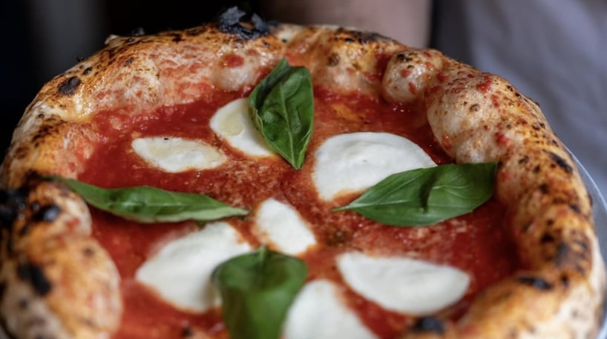 Pizza Margherita mit Büffelmozzarella und Basilikum, frisch aus dem Ofen