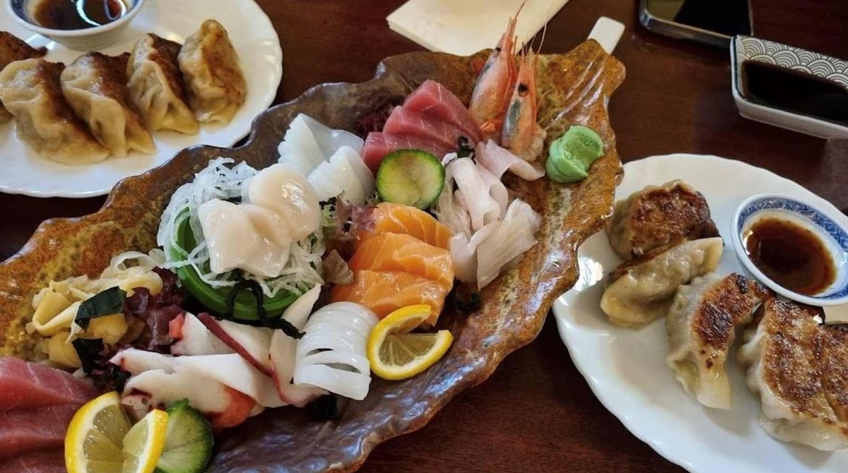 Sashimi-Platte und Teller mit gebratenen Gyoza