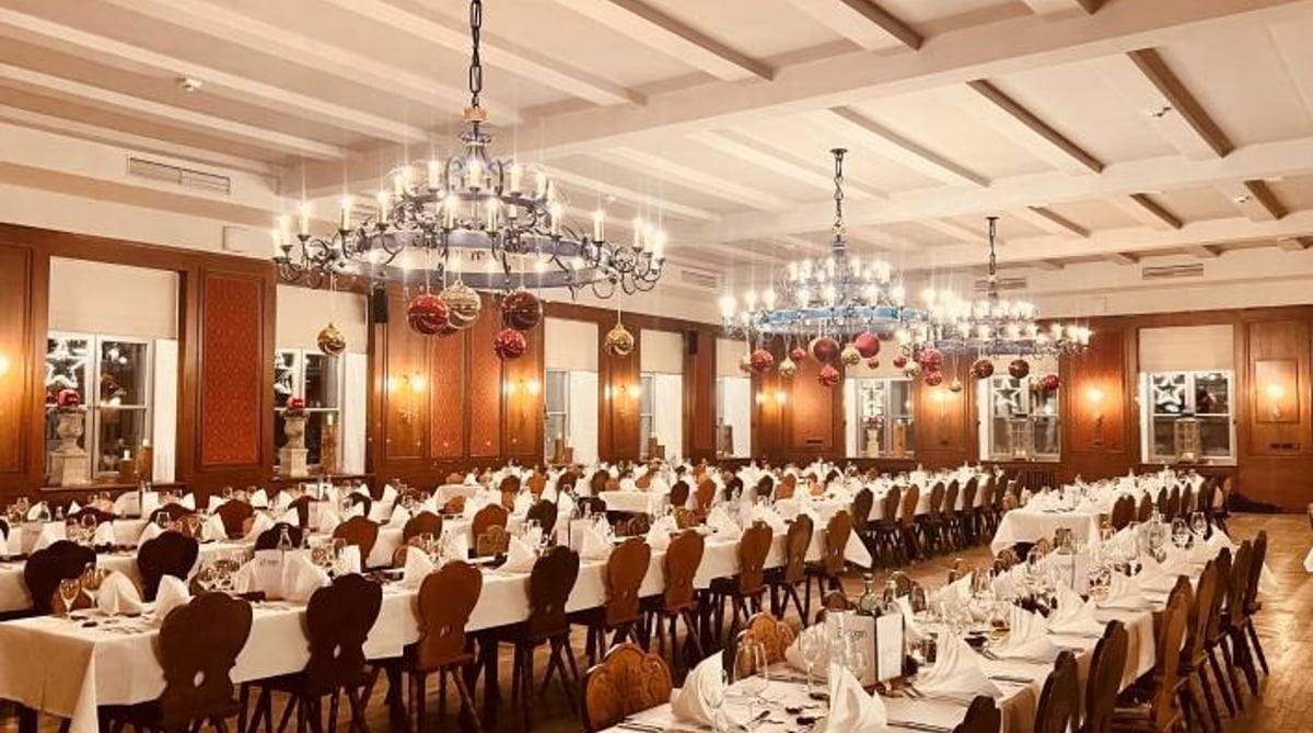 Festsaal des Hofbräukellers mit langer Festtafel und Kronleuchtern