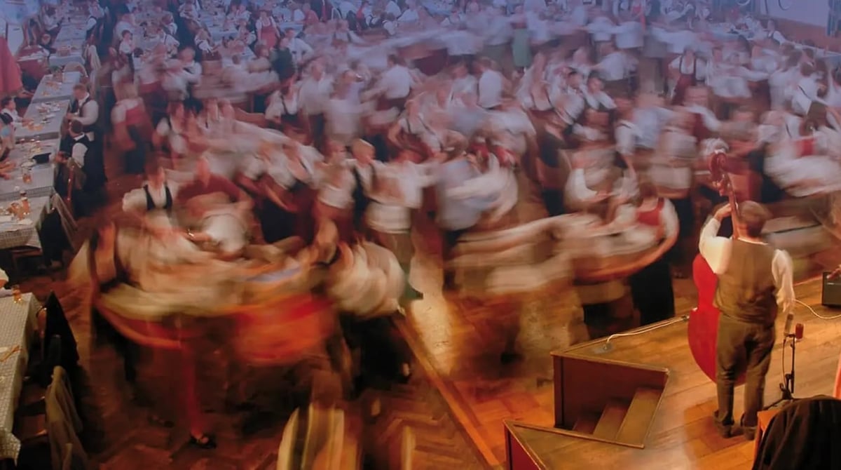 Tanzende Gäste und Musikanten im Festsaal des Hofbräuhauses