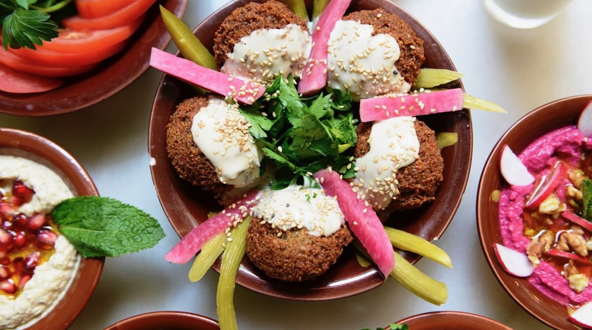 Falafel-Teller mit Tarator, Rettich und Wildgurken, daneben Hummus und Rote-Bete-Paste im BeirutBeirut