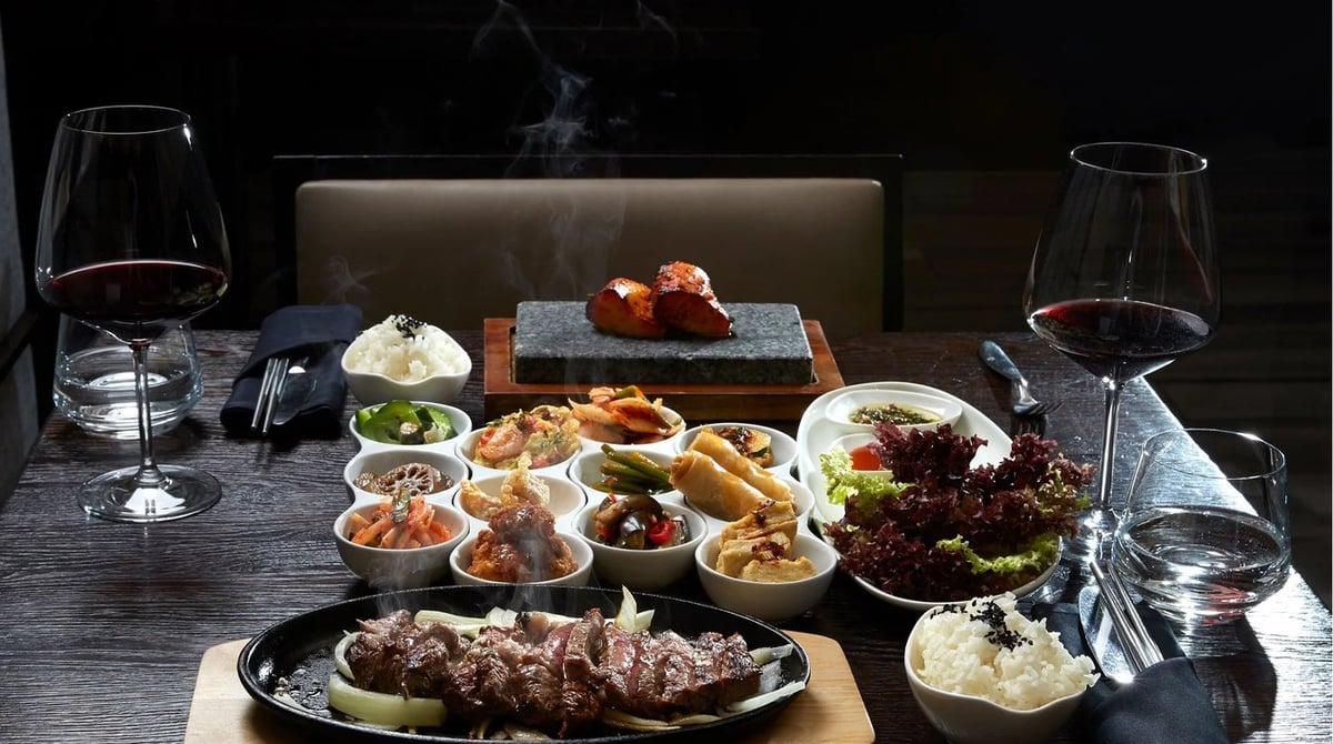 Korean BBQ im MUN: Fleisch auf der heißen Platte, dazu koreanische Beilagen und zwei Gläser Rotwein