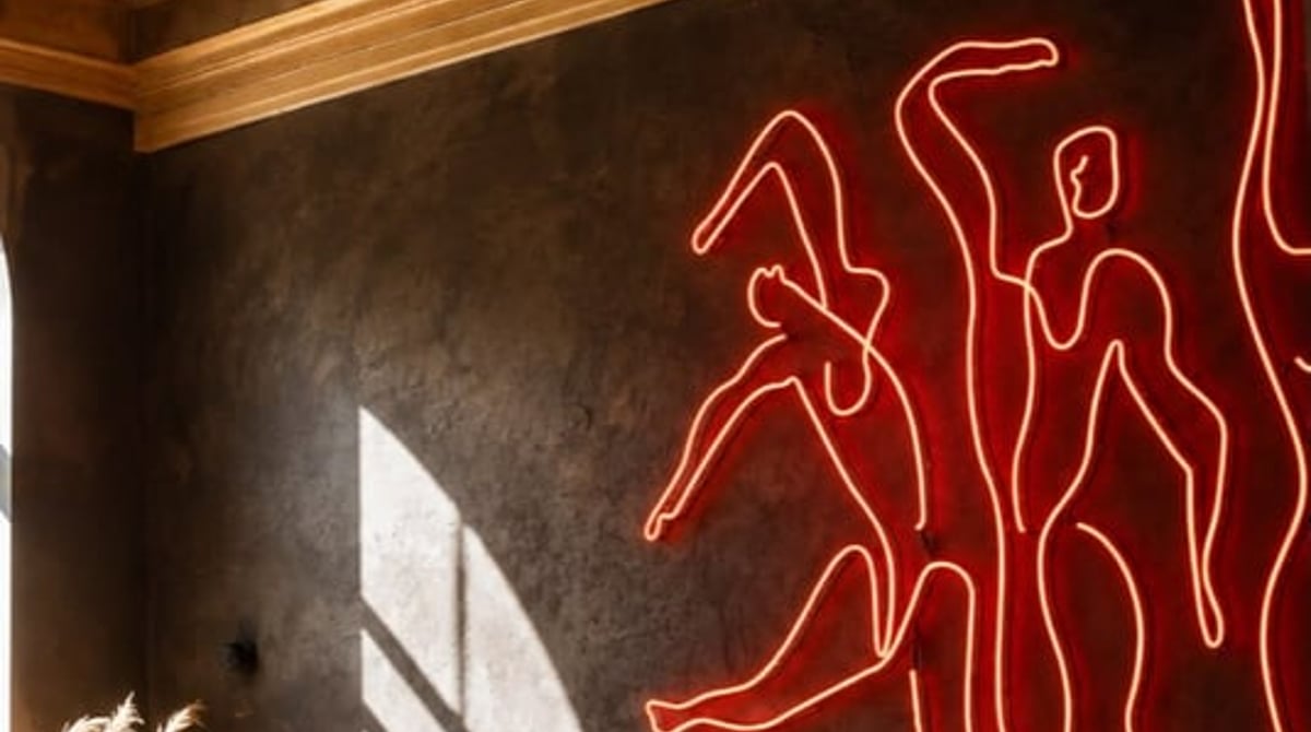 Stuckdecke und rotes Neon-Kunstwerk an der Wand im MOZZAMO Maxvorstadt
