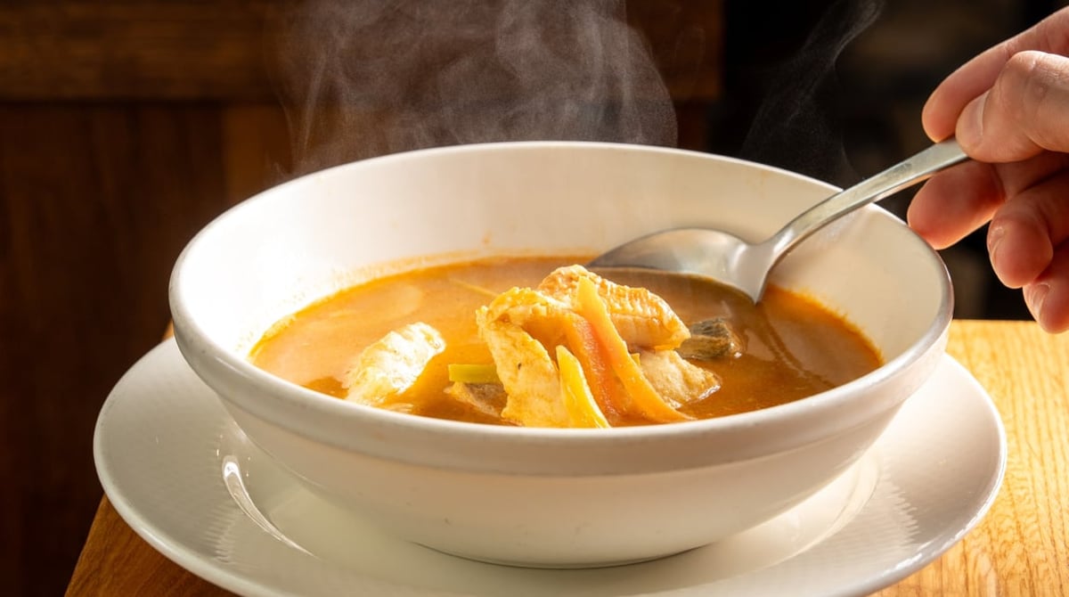 Dampfende Bouillabaisse in einem weißen Suppenteller