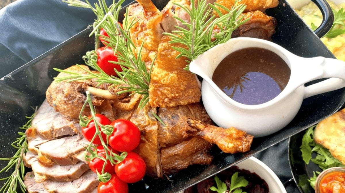 Bratenreindl mit Schweinebraten, Haxn und Soße im Donisl