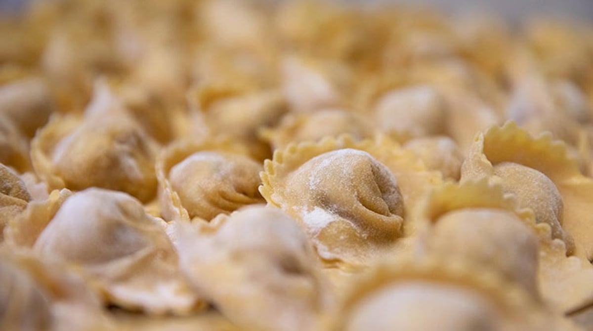 Frisch gemachte Tortellini in Großaufnahme